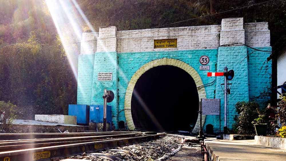 কালকা-শিমলা রেলপথে ৯৬ কিলোমিটার দীর্ঘ লাইনের উপর দিয়ে চলাচল করে টয় ট্রেন। এই রেলপথে রয়েছে ছো়ট-বড় মোট ৮৮৯ সেতু। রয়েছে ১০২টি সুড়ঙ্গ। এই সুড়ঙ্গগুলির মধ্যে দীর্ঘতম ‘টানেল ৩৩’। ট্রেনে প্রায় আড়াই মিনিট সময় লাগে এই সুড়ঙ্গ পার করতে। স্থানীয়দের মতে, এই সুড়ঙ্গের ভিতরেই নাকি ঘুরে বেড়ায় এক ইঞ্জিনিয়ারের ‘প্রেতাত্মা’।