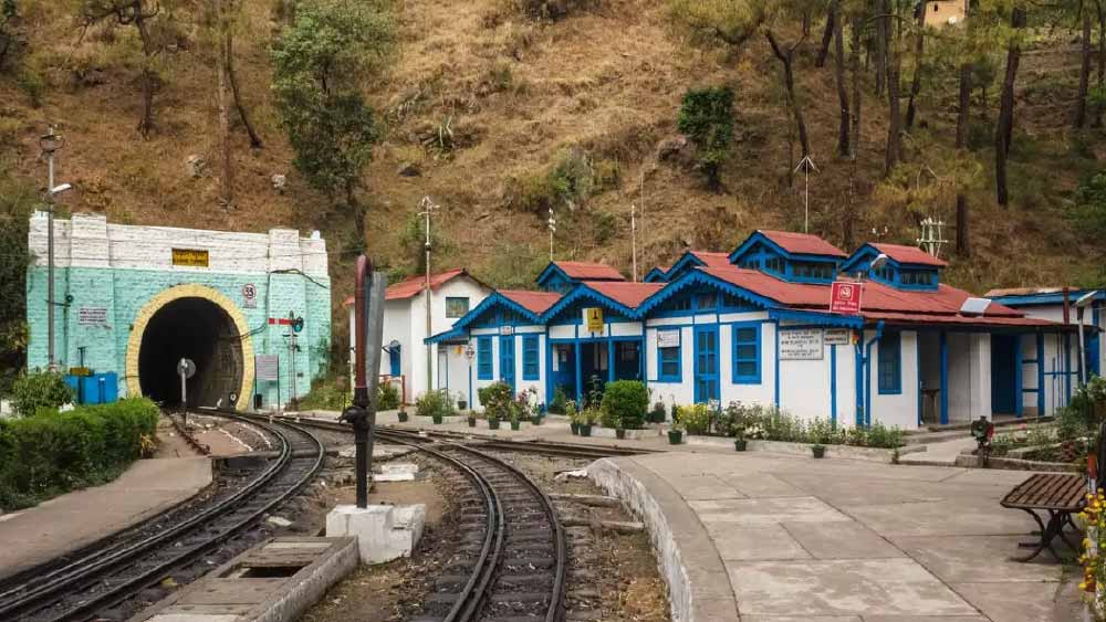 ১৮৯৮ সালের ঘটনা। কর্নেল বারোগের উপর একটি সুড়ঙ্গ তৈরির দায়িত্ব দেয় ব্রিটিশ সরকার। বারোগ ছিলেন পেশায় রেল ইঞ্জিনিয়ার। কী ভাবে পাহাড়ি এলাকায় সুড়ঙ্গ তৈরি করবেন তার পরিকল্পনা করতে শুরু করেন বারোগ।