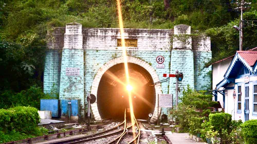 স্থানীয়দের দাবি, অসম্পূর্ণ সুড়ঙ্গের ভিতরে আত্মহত্যা করেন বারোগ। সুড়ঙ্গের ভিতরে গিয়ে গুলি করে নিজেকে শেষ করেন তিনি।