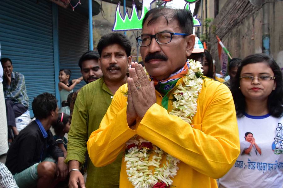 TMC candidate for Howrah Sadar Lok Sabha constituency Prasun Banerjee faced protests from party workers while campaigning in Shivpur assembly constituency