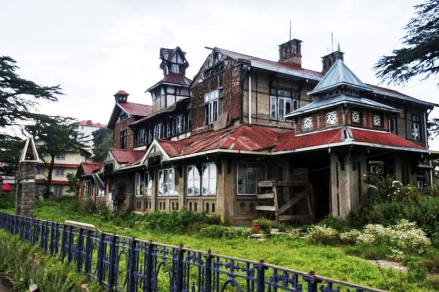 পাহাড়প্রেমীদের কাছে অন্যতম প্রিয় শৈলশহর শিমলা। হিমালয়ের কোলে এই পাহাড়ি শহর যেন বাস্তবের রূপকথা। কিন্তু এই শৈলশহরেই রয়েছে একটি ‘ভূতুড়ে’ অট্টালিকা। সন্ধ্যার পর তার সামনে গেলেই নাকি ছায়ামূর্তি দেখতে পান স্থানীয়েরা।