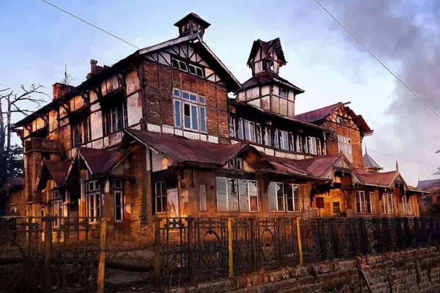 শিমলায় পৌঁছনোর পর কোথায় থাকবেন তা স্থির করতে পারছিলেন না ভিক্টর এবং তাঁর স্ত্রী। শেষ পর্যন্ত শিমলার ঘন জঙ্গলের মধ্যে চার্লভিলে ম্যানসন নামে একটি সুবৃহৎ অট্টালিকা পছন্দ হয় বেইলি দম্পতির।