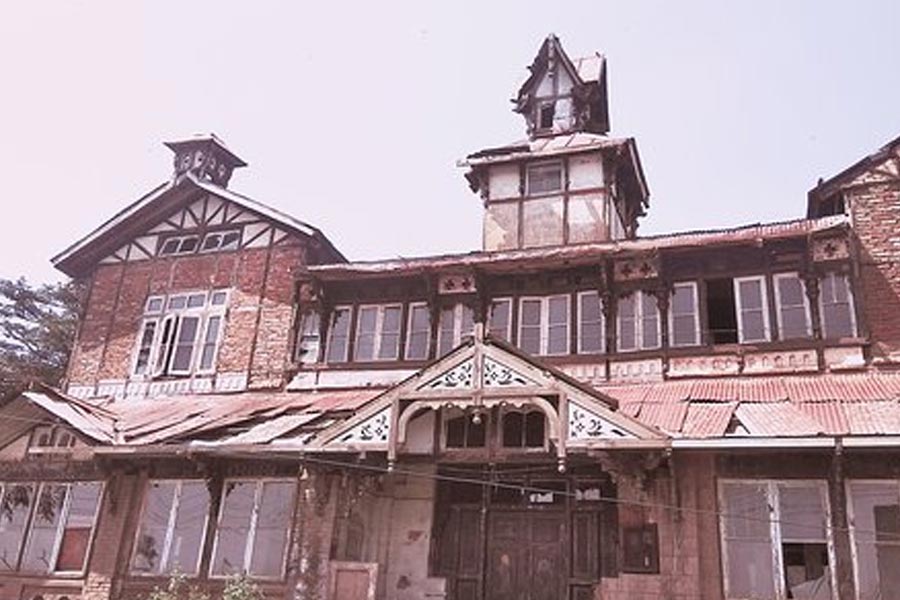 অট্টালিকা সংক্রান্ত নানা রকমের ‘ভৌতিক’ কাহিনি শুনলেও ভিক্টর এবং তাঁর স্ত্রী কোনও দিন কোনও রকম ‘ব্যাখ্যাহীন’ অভিজ্ঞতার সম্মুখীন হননি। এক বছর দু’জনে শান্তিতে বাস করেছেন সেই অট্টালিকায়। কিন্তু তাঁদের পরিচারিকা এক অদ্ভুত ঘটনার সাক্ষী হন।