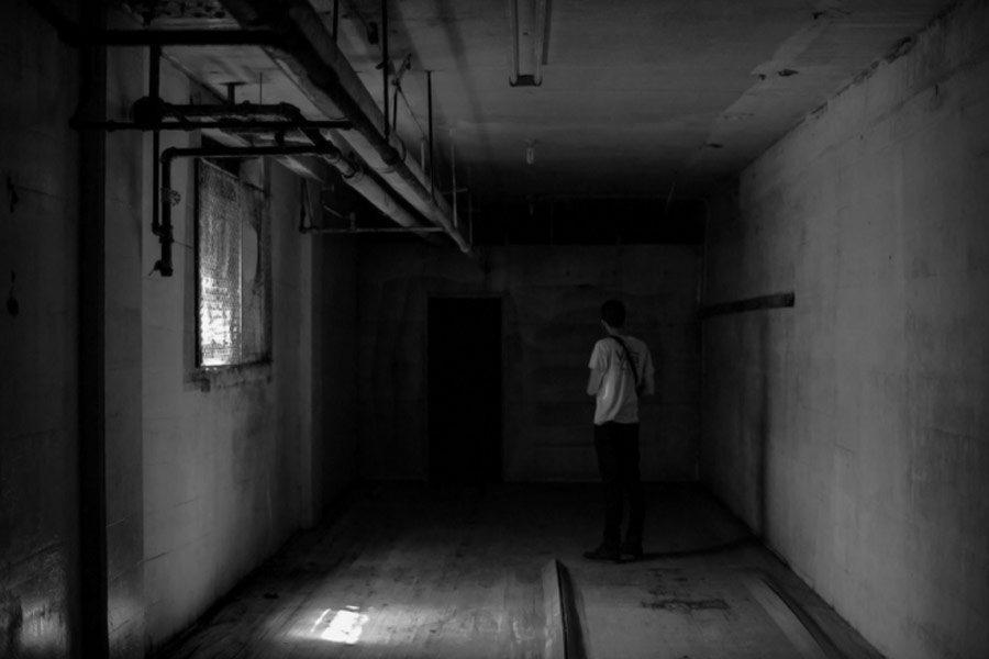 অট্টালিকার উপরের তলার ঘরগুলির দরজা বন্ধ ছিল বলে স্থানীয়দের একাংশের দাবি। বন্ধ দরজা ভেদ করেই নাকি কালো ছায়ামূর্তিকে ঘরের ভিতর ঢুকে যেতে দেখেন তিনি। ভয় পেয়ে সঙ্গে সঙ্গে অট্টালিকার মূল ফটকের বাইরে চলে যান তিনি।