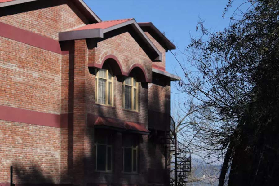 চার্লভিলে ম্যানসনে বহু বছর আগে থাকতেন চার্লস প্র্যাট নামে ব্রিটেনের এক অফিসার। অট্টালিকার মধ্যেই নাকি আত্মহত্যা করেন চার্লস। স্থানীয়দের অধিকাংশের দাবি, চার্লসের ‘আত্মা’ এখনও ঘুরে বেড়ায় অট্টালিকার ভিতর।