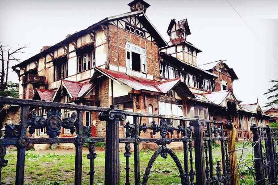 চার্লসের মৃত্যুর পর কেউ অট্টালিকায় প্রবেশ করার চেষ্টা করলেই নাকি অদ্ভুত ঘটনার সম্মুখীন হতেন। স্থানীয়দের দাবি, অট্টালিকার সামনে দিয়ে হেঁটে গেলেই নাকি ঠান্ডা লাগতে শুরু করে। মনে হয়, কেউ একদৃষ্টে আড়াল থেকে সব কিছু দেখছে।