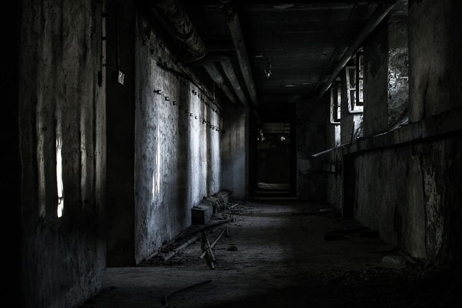 স্থানীয়দের কারও মতে, সেনাদের পোশাক পরিহিত একটি ছায়ামূর্তিও নাকি অট্টালিকার সামনে দেখতে পেয়েছেন তাঁরা। সাধারণ জনগণের জন্য এই অট্টালিকায় প্রবেশের নিষেধাজ্ঞা রয়েছে। ব্রিটেনের সাহিত্যিক রুডইয়ার্ড কিপলিং তাঁর লেখা ‘মাই ওন ট্রু ঘোস্ট স্টোরি’ বইয়ে এই প্রাসাদের কথা উল্লেখও করেছেন।