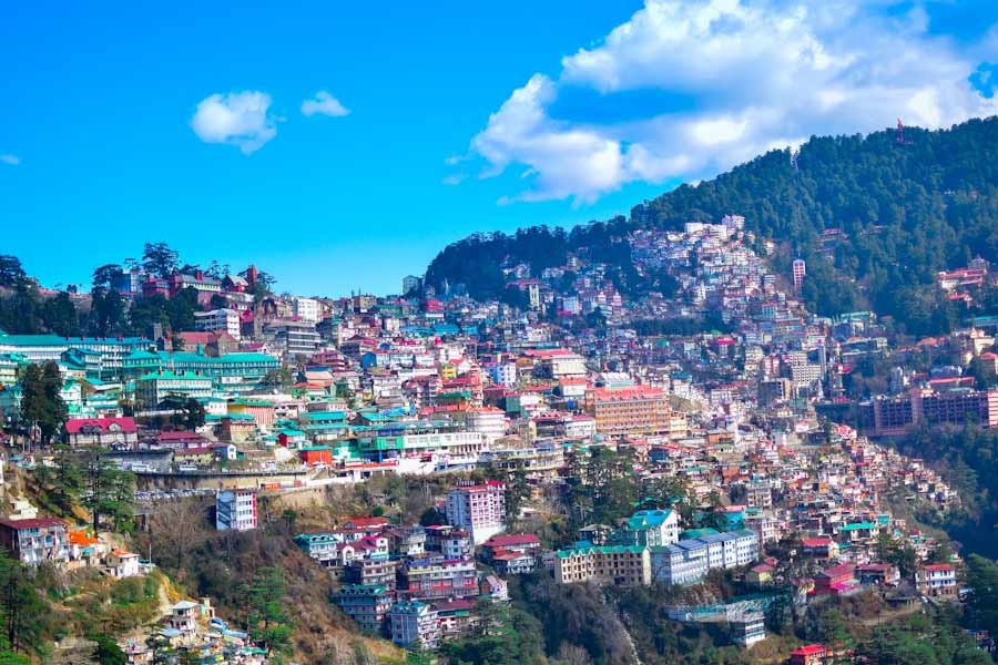 পাহাড়প্রেমীদের কাছে প্রিয় শৈলশহর শিমলা। হিমালয়ের কোলে শিমলার যে কোনও প্রত্যন্ত গ্রামও ছবির মতোই সুন্দর। পাহাড়ি রাস্তার বাঁকে বাঁকে ঘুরলেই মন ভাল হয়ে যায় পর্যটকদের। কিন্তু এই পাহাড়ি রাস্তায় ঘোরার সময় পর্যটক এবং স্থানীয়দের একাংশ এমন ধরনের অভিজ্ঞতার সম্মুখীন হয়েছেন যা ‘ব্যাখ্যাহীন’। 