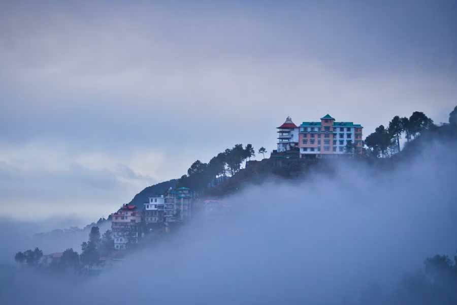 হিমাচল প্রদেশের শিমলার পাহাড়ের বুক চিরে এঁকেবেঁকে গিয়েছে কিঙ্গল রোড। এই রাস্তা দিয়ে যাওয়ার সময় প্রাকৃতিক সৌন্দর্যে অভিভূত হয়ে যান পর্যটকেরা। এমনকি স্থানীয়দের মতেও শিমলার সবচেয়ে সুন্দর রাস্তাগুলির মধ্য কিঙ্গল রোড অন্যতম।