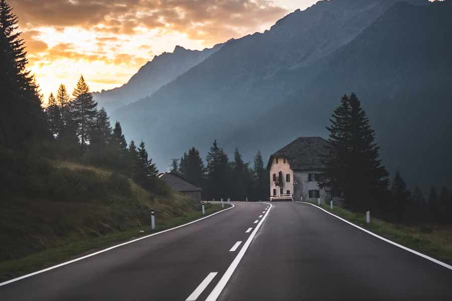 স্থানীয়দের অধিকাংশের দাবি, সন্ধ্যার পর কিঙ্গল রোড ধরে হেঁটে যাওয়ার সময় তাঁরা হঠাৎ মানুষের চিৎকার শুনতে পান। চিৎকার শুনে মনে হয়, কেউ যন্ত্রণায় ছটফট করছে। অথচ আশপাশে কাউকে দেখতে পান না তাঁরা।
