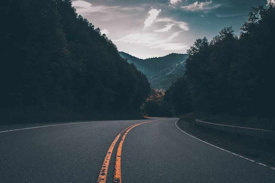 কিঙ্গল রোডে যাতায়াতের সময় যথেষ্ট সাবধানতা অবলম্বন করতে হয় বলে স্থানীয় এবং পর্যটকদের দাবি। সামান্য অন্যমনস্ক হলেই পাহাড়ি রাস্তায় দুর্ঘটনার সম্ভাবনা থাকে। এমনকি কিঙ্গল রোডে পথ দুর্ঘটনার শিকার হয়ে অনেকেই প্রাণ হারিয়েছেন বলে জানা যায়।