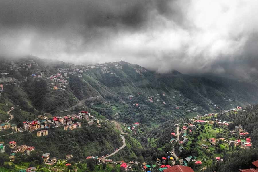 শুধু চিৎকারই নয়, স্থানীয়দের দাবি, সন্ধ্যার পর কিঙ্গল রোড ধরে গেলে তাপমাত্রা হঠাৎ করেই এক লাফে অনেকটা কমে যায়। শরীর ভারী হয়ে যায় বলেও দাবি করেছেন অনেকে।