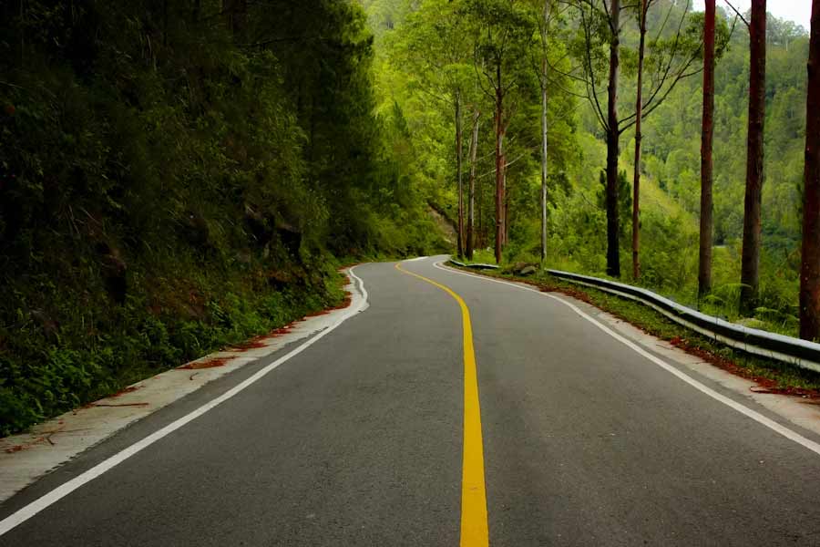 স্থানীয়দের দাবি, ঘড়িতে রাত দুটো বাজলেই কিঙ্গল রোডে অদ্ভুত রকমের আলো জ্বলতে থাকে। কিন্তু সেই আলোর উৎসের সন্ধান খুঁজে পাওয়া যায় না। কয়েক সেকেন্ড জ্বলার পর আবার তা নিভে যায়। সেই আলোগুলি ‘চলন্ত’ বলেও দাবি করেছেন অনেকে।