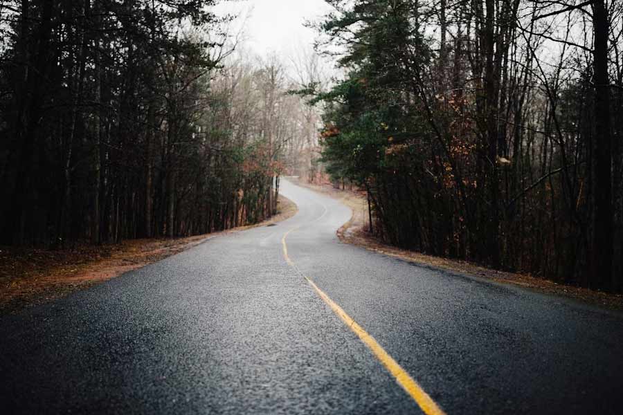 রাতে কোনও প্রয়োজন হলে তবেই কিঙ্গল রোড দিয়ে যাতায়াত করেন স্থানীয় মানুষ এবং পর্যটকেরা। লোকমুখে শোনা যায়, সাদা পোশাক পরিহিত এক মহিলার ছায়ামূর্তিও নজরে পড়েছে অনেকের।