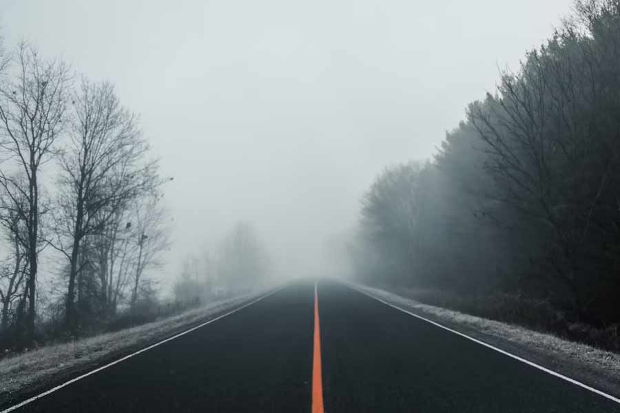 পর্যটক এবং স্থানীয়দের অধিকাংশের দাবি, কিঙ্গল রোডে রাতে যাতায়াতের সময় সাদা পোশাক পরিহিত ছায়ামূর্তিটি মহিলা ‘হিচহাইকার’-এর। রাস্তায় কোনও গাড়ি অতিক্রম করলেই তাঁর ‘প্রেতাত্মা’ দেখা দেয় পর্যটকদের। 