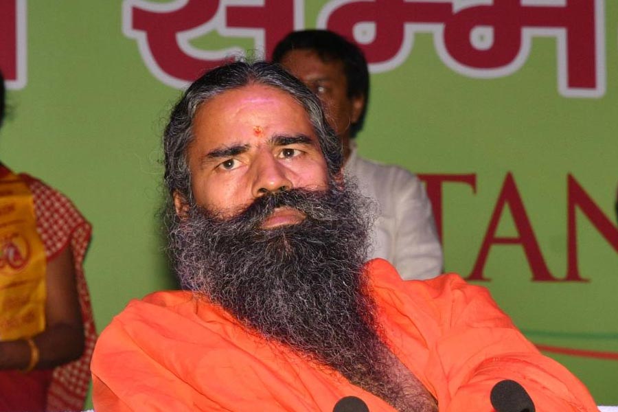 রামদেবের সংস্থাকে ঘিরে বিতর্কের শুরু করোনা পর্বে। তখন ‘কোভিড প্রতিরোধী’ ওষুধ ‘করোনিল কিট’ বাজারে এনেছিল পতঞ্জলি। অভিযোগ, কোভিড প্রতিরোধী না হওয়া সত্ত্বেও শুধু করোনিল কিট বিক্রি করেই প্রায় আড়াইশো কোটি টাকার বেশি মুনাফা করে রামদেবের সংস্থা।