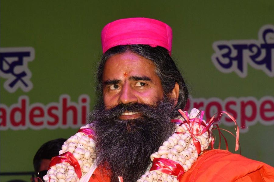 নিজের ব্রাহ্মণ পরিচয় দিতে গিয়ে ওবিসিদের (অন্যান্য অনগ্রসর শ্রেণি) অপমানও করেন রামদেব। একটি ভিডিয়োতে রামদেব বলেন, “আমার আসল গোত্র ব্রাহ্মণ। আমি অগ্নিহোত্রী ব্রাহ্মণ। কিন্তু লোকে বলে আমি নাকি ওবিসি। কিন্তু আমি বেদী ব্রাহ্মণ, দ্বিবেদী ব্রাহ্মণ, ত্রিবেদী ব্রাহ্মণ এবং চতুর্বেদী ব্রাহ্মণ— আমি চারটি বেদই পড়েছি।” এই ভিডিয়োটি সমাজমাধ্যমে ছড়িয়ে পড়তেই বিতর্ক শুরু হয়েছে। যদিও ভিডিয়োটির সত্যতা যাচাই করেনি আনন্দবাজার অনলাইন। ভিডিয়োটি প্রকাশ্যে আসতেই অভিযোগ ওঠে, রামদেব ওবিসিদের অপমান করেছেন। সেই সঙ্গে সমাজমাধ্যমে ট্রেন্ডিং হওয়া শুরু করে #বয়কটপতঞ্জলি। 