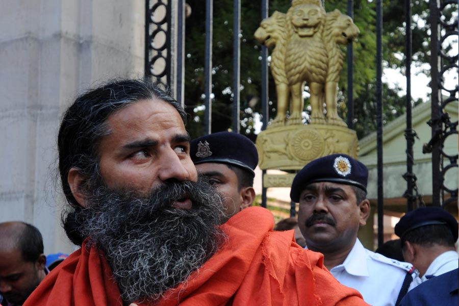 রামদেবের দাবি, দেশের প্রথম সারির শিল্পপতিদের চেয়েও তাঁর সময়ের মূল্য বেশি। পিটিআই সূত্রে খবর, গোয়ার পানাজিতে রামদেবের সহকারী আচার্য বালকৃষ্ণকে অভিনন্দন জানানোর জন্য এক অনুষ্ঠানের আয়োজন করা হয়েছিল। এই অনুষ্ঠানে অতিথি হিসাবে আমন্ত্রিত ছিলেন গোয়ার মুখ্যমন্ত্রী প্রমোদ সবন্ত এবং কেন্দ্রীয় মন্ত্রী শ্রীপদ নাইক। অনুষ্ঠানে উপস্থিত থাকবেন বলে হরিদ্বার থেকে তিন দিনের জন্য গোয়ায় গিয়েছিলেন রামদেব। সেখানে গিয়ে এমন মন্তব্য করেছিলেন যোগগুরু।