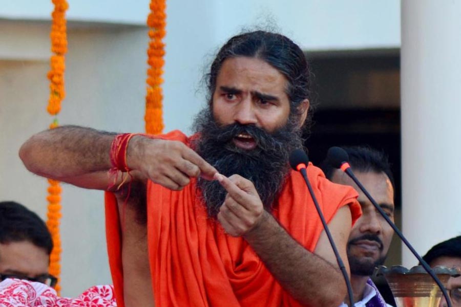 ভরা অনুষ্ঠানে রামদেব বলেছিলেন, ‘‘আদানি, অম্বানী, টাটা এবং বিড়লাদের থেকেও আমার সময়ের মূল্য অনেক বেশি।’’ শিল্পপতিদের সঙ্গে তাঁর সময়ের কোথায় পার্থক্য রয়েছে, তা-ও জানিয়েছিলেন তিনি। 