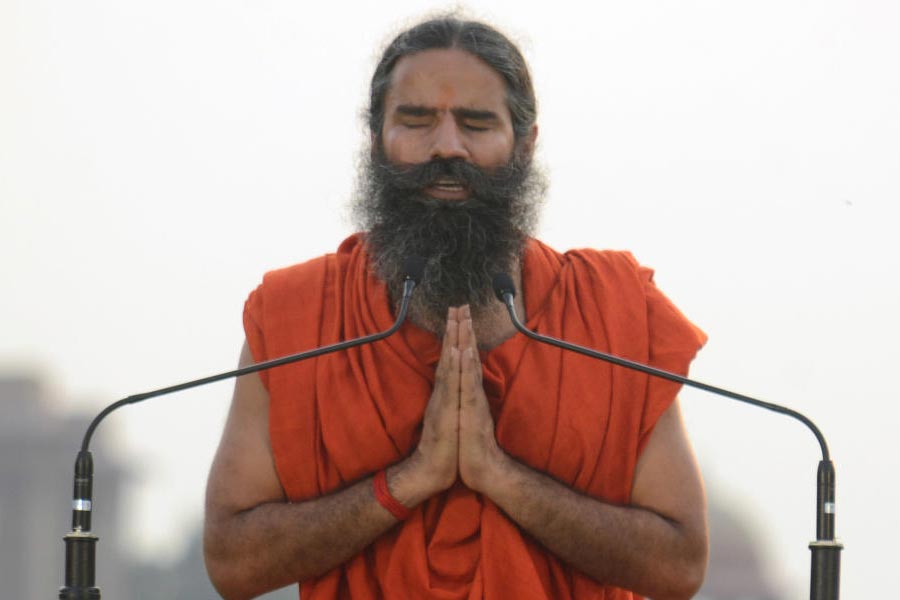 রামদেবের দাবি, ‘‘শিল্পপতিরা তাঁদের সময়ের ৯৯ শতাংশ শুধু মাত্র নিজেদের স্বার্থের জন্য খরচ করেন। কিন্তু আমার সময় তাঁদের চেয়েও বেশি মূল্যবান। সাধারণ জনগণকে ভাল রাখার জন্যই আমি সময় খরচ করি।’’