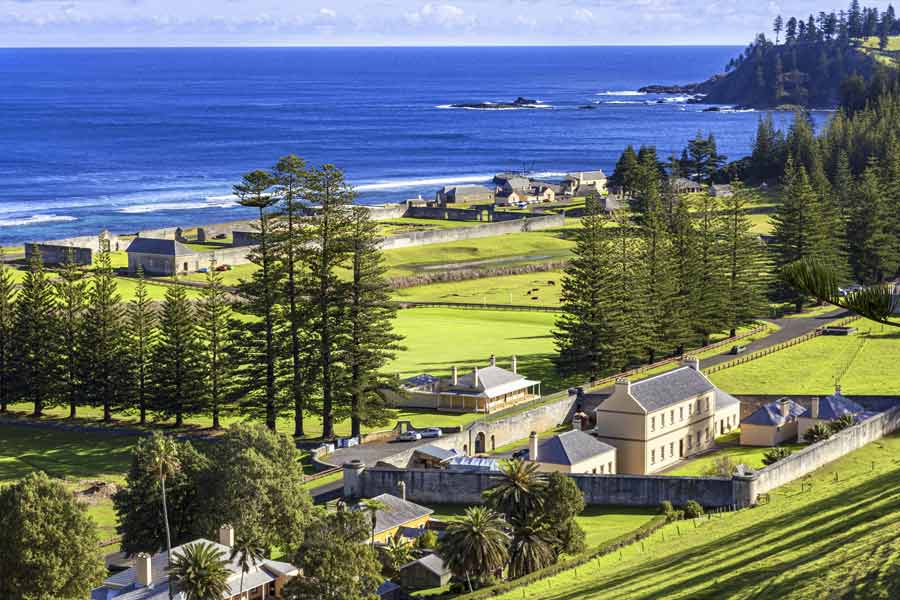 আট কিলোমিটার দীর্ঘ এবং পাঁচ কিলোমিটার চওড়া। মাত্র ৩৫ বর্গকিলোমিটার এলাকা নিয়ে তৈরি নরফ্লক দ্বীপ। এই ক্ষুদ্র দ্বীপে বাস করেন দু’হাজারেরও বেশি মানুষ। কোথায় রয়েছে এই দ্বীপ?