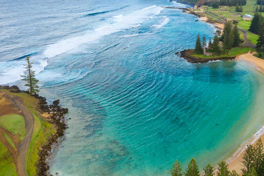 নরফ্লক দ্বীপের কাছেই অবস্থিত পিটকায়ের্ন দ্বীপ। সেই দ্বীপের বহু বাসিন্দা পাকাপাকি ভাবে থাকতে নরফ্লক দ্বীপে গিয়ে আস্তানা গড়েছিলেন। শোনা যায়, পিটকায়ের্ন দ্বীপে খাবারের অভাব দেখা দেওয়ায় নরফ্লক দ্বীপে চলে যান তাঁরা।