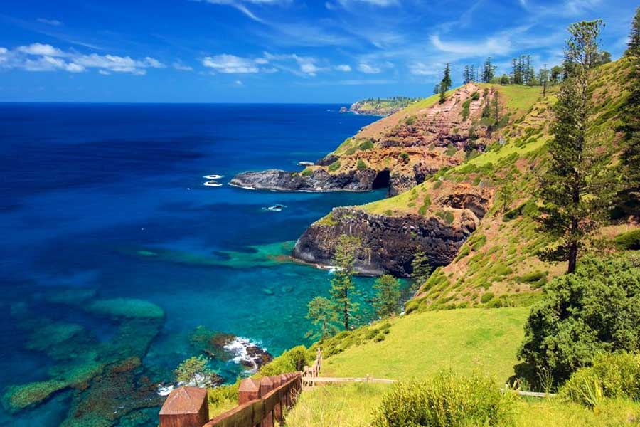 ১৭৭৫ সালে আমেরিকায় যুদ্ধ চলাকালীন সেখানকার জেলে বন্দিদের সংখ্যা বৃদ্ধি পেতে থাকে। ব্রিটেনের সমস্ত কারাগারে বন্দিদের সংখ্যা উপচে পড়লে বাইরের প্রত্যন্ত দ্বীপে সাজাপ্রাপ্তদের পাঠানোর নির্দেশ দেওয়া হয়।