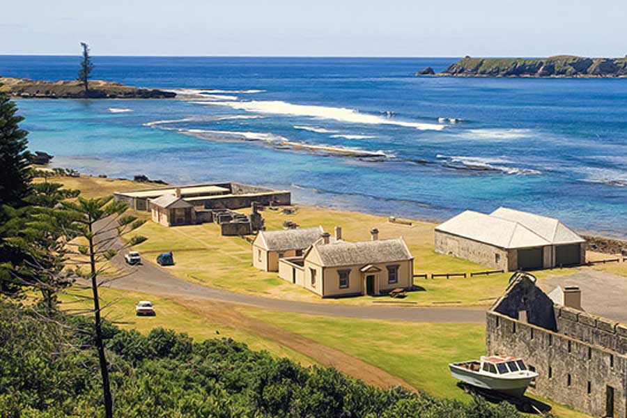 ব্রিটেনের নানা প্রান্ত থেকে বন্দিদের পাঠানো হত নরফ্লক দ্বীপে। বন্দিদের জন্য আলাদা ভাবে তৈরি করা হয় কারাগারও। কিন্তু প্রত্যন্ত দ্বীপে যাতায়াতের সময় এবং প্রয়োজনীয় জিনিসপত্র সরবরাহের কারণে প্রচুর পরিমাণে অর্থ এবং সময় ব্যয় হয়।