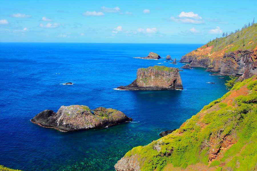 ১৮৫৬ সালে পিটকায়ের্ন দ্বীপের ১৯৪ জন অধিবাসী নরফ্লক দ্বীপে পৌঁছন। সেখানে চাষবাস এবং তিমি মাছ শিকার করে জীবন যাপন করতে শুরু করেন তাঁরা। অনেক সময় মাছ ধরার জাহাজ এই দ্বীপে নোঙর করা হত। সেখানে কাজ করে নরফ্লক দ্বীপবাসীরা অর্থ উপার্জনও করতেন।