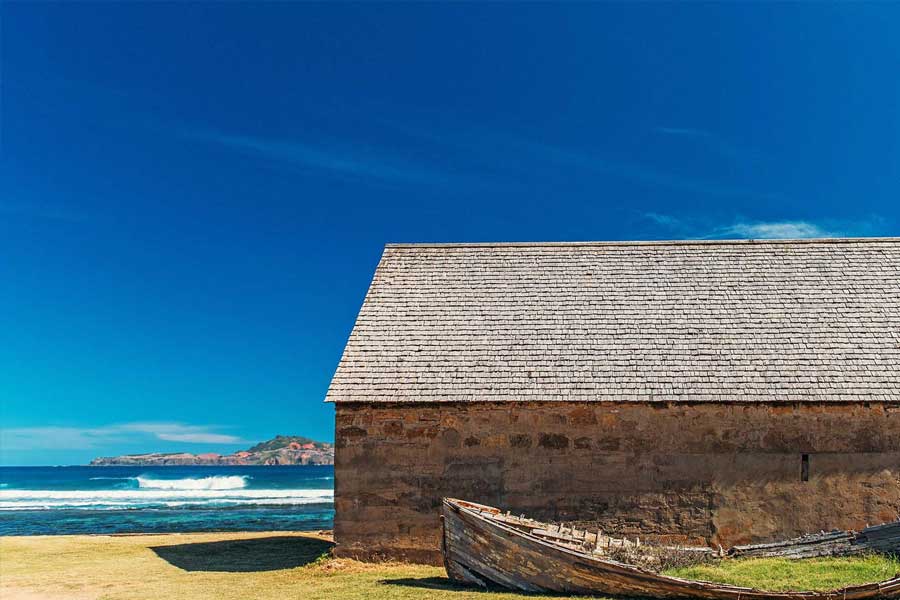 দ্বিতীয় বিশ্বযুদ্ধের সময় নরফ্লক দ্বীপে যুদ্ধবিমান অবতরণের জন্য একটি এয়ারস্ট্রিপ তৈরি করা হয়। অস্ট্রেলিয়া, নিউ জ়িল্যান্ড এবং সোলোমন দ্বীপপুঞ্জের প্রায় সমস্ত যুদ্ধবিমানকে জ্বালানি ভরার জন্য এই দ্বীপে নামানো হত।