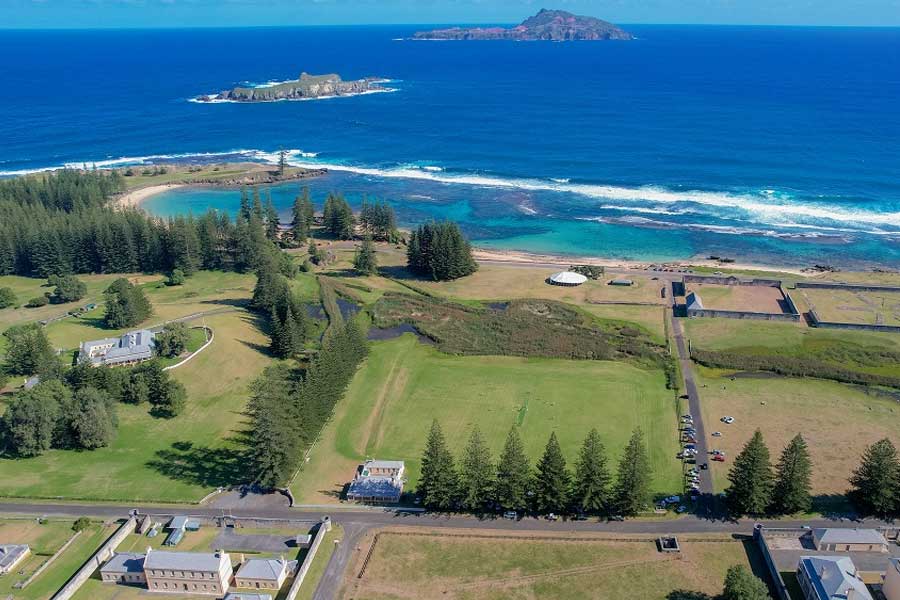 সারা বিশ্বে নরফ্লক দ্বীপেই সবচেয়ে বেশি সংখ্যক পাওয়া যায় টাইগার শার্ক প্রজাতির হাঙর। হাঙরের আক্রমণের হাত থেকে বাঁচতে দ্বীপের বাসিন্দারা বেশি বয়সি গৃহপালিত পশুদের হত্যা করে তাদের মাংস সমুদ্রের জলে ফেলে দিতে শুরু করেন। 