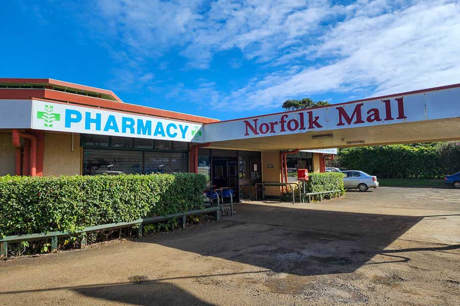 নরফ্লক দ্বীপের অধিবাসীদের ধারণা, পশুর মাংস খেলে আর তাঁদের আক্রমণ করবে না হাঙরগুলি। কিন্তু অস্ট্রেলিয়ার তরফে পশুহত্যা নিষিদ্ধ করে দেওয়ার ফলে নাকি ভয় ঘিরে ধরেছে দ্বীপের অধিবাসীদের। তাঁদের মতে, পশুর মাংস খেতে না পেলে তাঁদের উপরেই আক্রম করবে হাঙরগুলি।