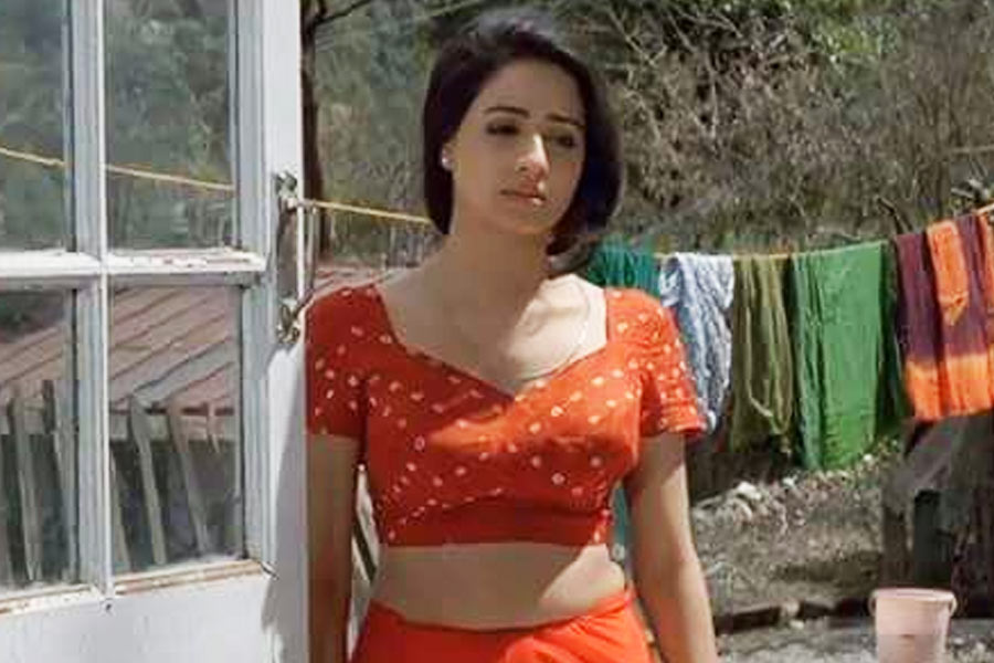 অমিতাভ বচ্চনের প্রযোজনায় ১৯৯৬ সালে মুক্তি পায় ‘তেরে মেরে সপনে’। এই ছবিতে আরশাদ ওয়ারসি এবং চন্দ্রচূড় সিংহের সঙ্গে অভিনয় করতে দেখা যায় প্রিয়াকে। অভিনেত্রীর কেরিয়ারের প্রথম ছবিই অমিতাভের হাত ধরে। 