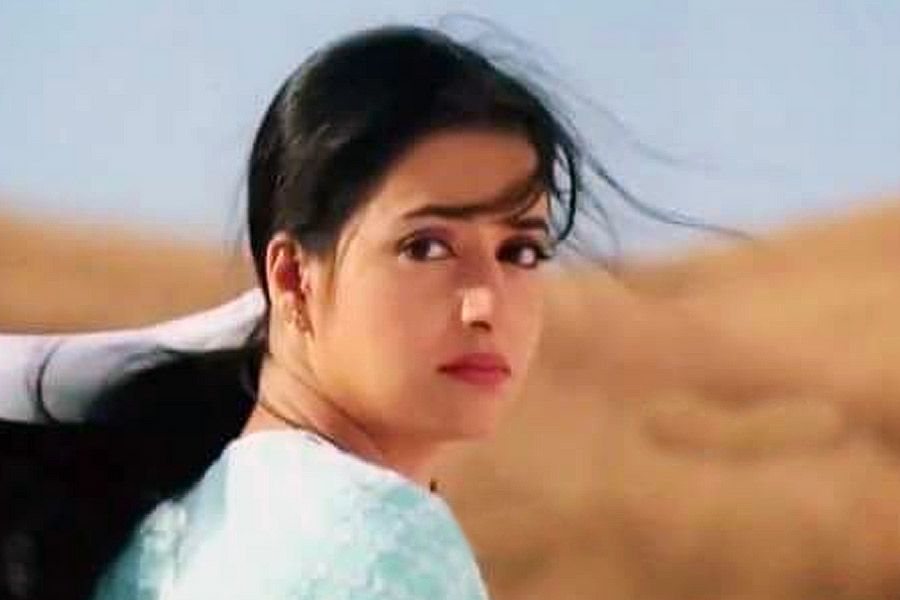 এক বছর ধরে চেষ্টা করার পর ১৯৯৬ সালে প্রথম অভিনয়ের সুযোগ পান প্রিয়া। তিন বছর একাধিক ছবিতে অভিনয়ের পরে জনপ্রিয়তার স্বাদ পান অভিনেত্রী।