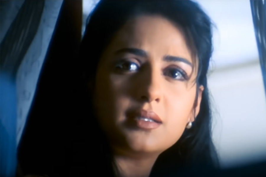 কানাঘুষো শোনা যায়, বিয়ে করে ভারত ছেড়েই চলে যান প্রিয়া। তাঁর স্বামী অভিনয়জগতের সঙ্গে যুক্ত নন। দু’দশকের বেশি সময় ধরে ডেনমার্কে সংসার নিয়ে ব্যস্ত প্রিয়া। আলোর রোশনাই থেকে অনেক দূরে রয়েছেন শাহরুখের অভিনেত্রী।