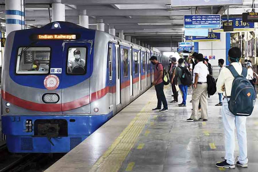 Kolkata Metro Service operation late on Dolyatra