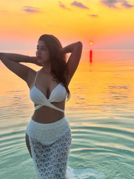 Newly wed Sonarika Bhadoria shares sizzling photos in swimsuit dgtl