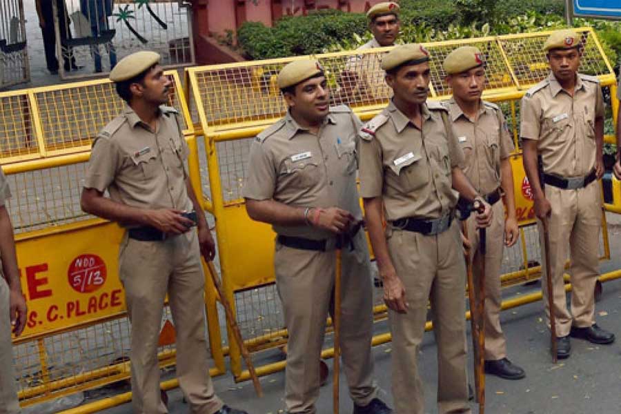 Woman constable dragged for metres in Delhi
