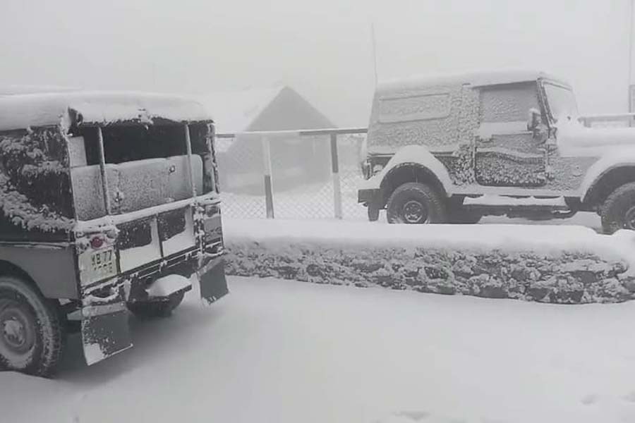 হাওয়া অফিস জানিয়েছিল, আগামী কয়েক দিন ধরে বৃষ্টিতে ভিজবে দার্জিলিঙের পাহাড়। এ ছাড়াও জলপাইগুড়ি, আলিপুরদুয়ার-সহ কয়েক জেলায় হালকা থেকে মাঝারি বৃষ্টিপাতের পূর্বাভাসও ছিল। সেই পূর্বাভাস মিলে গেল পুরোপুরি।