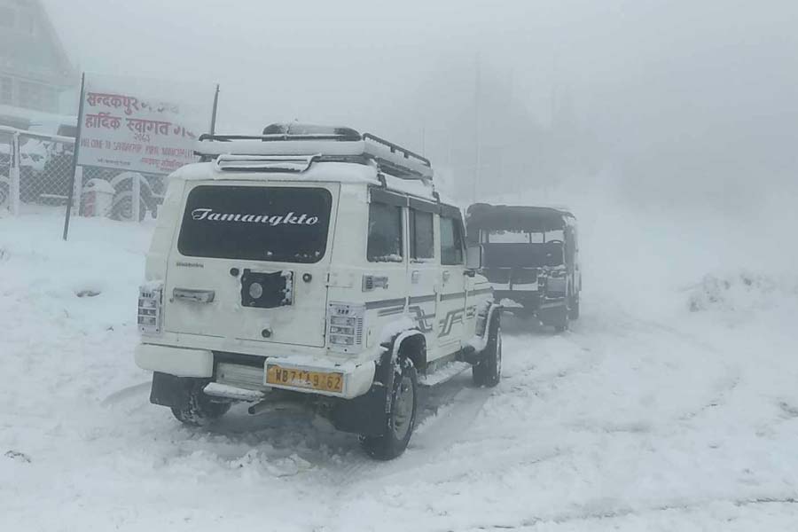  মঙ্গলবার রাত থেকেই পাহাড়-সহ সমতলে আবহাওয়ার আমূল পরিবর্তন ঘটে। ঝোড়ো হাওয়ার সঙ্গে শুরু হয় হালকা থেকে মাঝারি বৃষ্টিপাত। দার্জিলিং (সমতল), জলপাইগুড়ি-সহ বিস্তীর্ণ এলাকায় হালকা থেকে মাঝারি বৃষ্টিপাত চলছে বুধবারও।