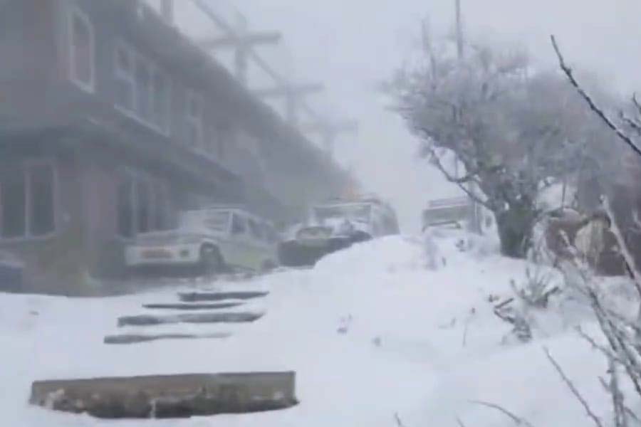 বৃষ্টি এবং বরফশীতল ঝোড়ো হাওয়ার অর্থ বুঝতে অসুবিধা হয়নি সান্দাকফুর আদি বাসিন্দাদের। তাঁরা বুঝে গিয়েছিলেন, রাতেই বরফ পড়তে শুরু করবে। অভিজ্ঞতা বৃথা যায়নি। রাত ৩টে থেকে সান্দাকফুতে বরফ পড়া শুরু হয়।