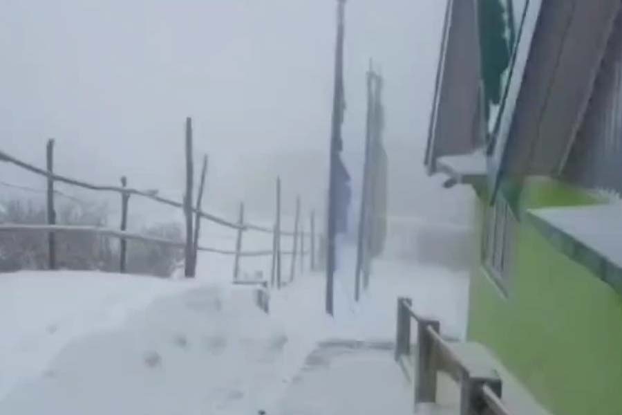 পাহাড়ে বসন্ত কাটাতে গিয়েছিলেন বেশ কয়েক জন পর্যটক। বরফের দেখা পাবেন, এমনটা স্বপ্নেও ভাবতে পারেননি তাঁরা। আচমকা তুষারপাত দেখে তাঁরা সবাই অবাক! অনেকেই জীবনে প্রথম বার নিজের চোখে পরখ করলেন কী করে বরফ পড়ে। অনেকেই হোটেলের ব্যালকনিতে কম্বলমুড়ি দিয়ে তারিয়ে তারিয়ে উপভোগ করছেন বাসন্তিক তুষারপাত।