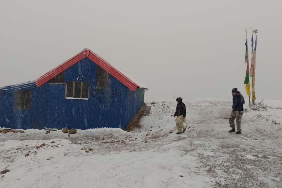 বছরের এই সময় সাধারণত বরফ দেখতে অভ্যস্ত নয় দার্জিলিং পাহাড়। যদিও বসন্তে মাঝেমাঝে যে বরফ পড়ে, সে কথাও মনে করিয়ে দিচ্ছেন স্থানীয়েরা। সান্দাকফুতে তুষারপাত জারি থাকলেও তার আশপাশের নেপাল সীমান্ত এলাকায় এখনও পর্যন্ত বরফের দেখা নেই।
