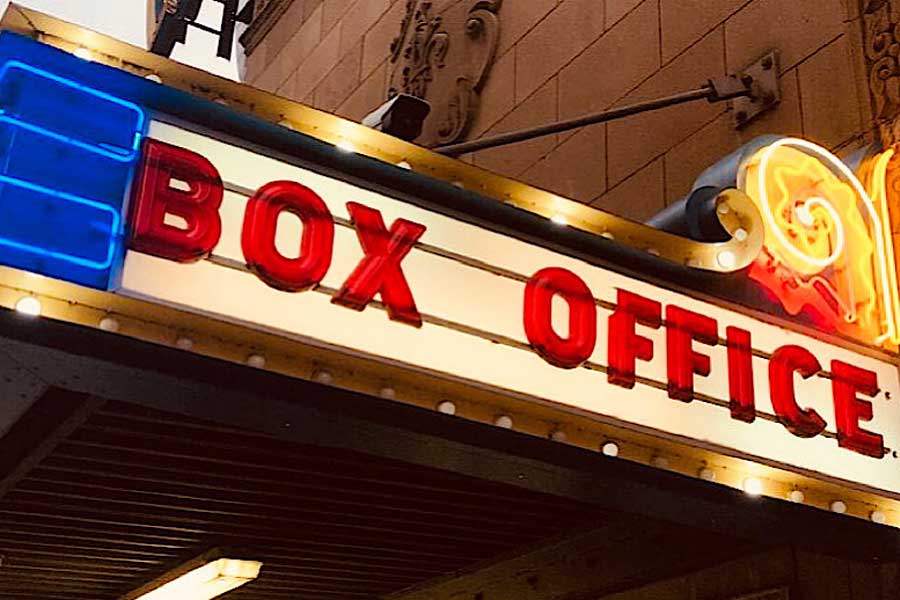 ‘দ্য বার্নিং ট্রেন’-এর নির্মাতারা ভেবেছিলেন প্রেক্ষাগৃহে মুক্তির পর বক্স অফিসে রমরমিয়ে ব্যবসা করবে ছবিটি। কিন্তু বক্স অফিস থেকে মাত্র ছ’কোটি টাকা আয় করে এই ছবি। 