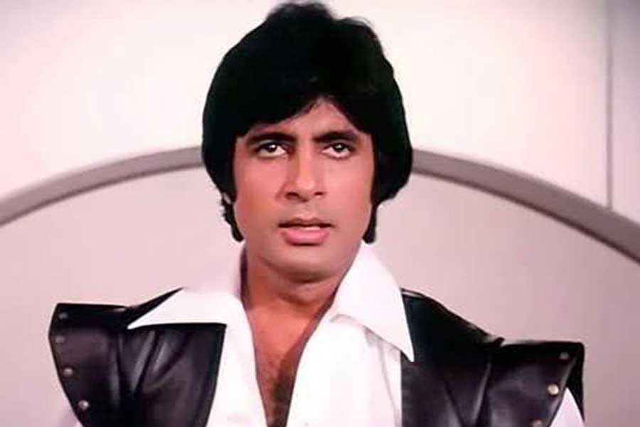 বলিপাড়ায় কানাঘুষো শোনা যায়, ‘দ্য বার্নিং ট্রেন’ ছবিতে অভিনয়ের প্রস্তাব দেওয়া হয়েছিল অমিতাভ বচ্চনকে। কিন্তু সে প্রস্তাব ফিরিয়ে দেন অভিনেতা। বলিপাড়ার অন্য ছয় জনপ্রিয় তারকাকে নিয়ে তৈরি হয় ছবিটি।