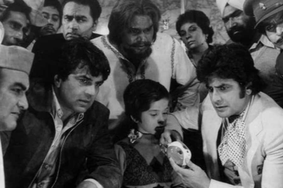 ধর্মেন্দ্র, বিনোদ খন্না, জীতেন্দ্র, হেমা মালিনী, পরভিন ববি এবং নীতু কপূরের মতো বলি তারকারা ‘দ্য বার্নিং ট্রেন’ ছবিতে মুখ্যচরিত্রে অভিনয় করেন। বলিপাড়া সূত্রে খবর, অমিতাভকেও অন্যতম মুখ্যচরিত্রে অভিনয়ের প্রস্তাব দেওয়া হয়েছিল। কিন্তু সে প্রস্তাবে রাজি হননি তিনি।