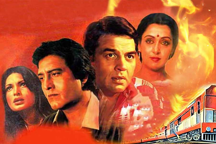 বলিপাড়ায় কানাঘুষো শোনা যায়, ‘দ্য বার্নিং ট্রেন’ ছবিটির অধিকাংশ শুটিং মুম্বইয়ের ফিল্ম সিটিতে হলেও পানভেল এবং বরোদা স্টেশনেও ছবির কিছু অংশ শুট করা হয়।