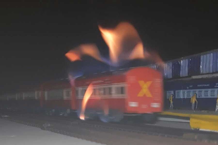 বলিউডের একাংশের দাবি, পর্দায় সত্যতা ফুটিয়ে তুলতে আসল ট্রেনেই নাকি আগুন লাগিয়ে দিয়েছিলেন রবি।