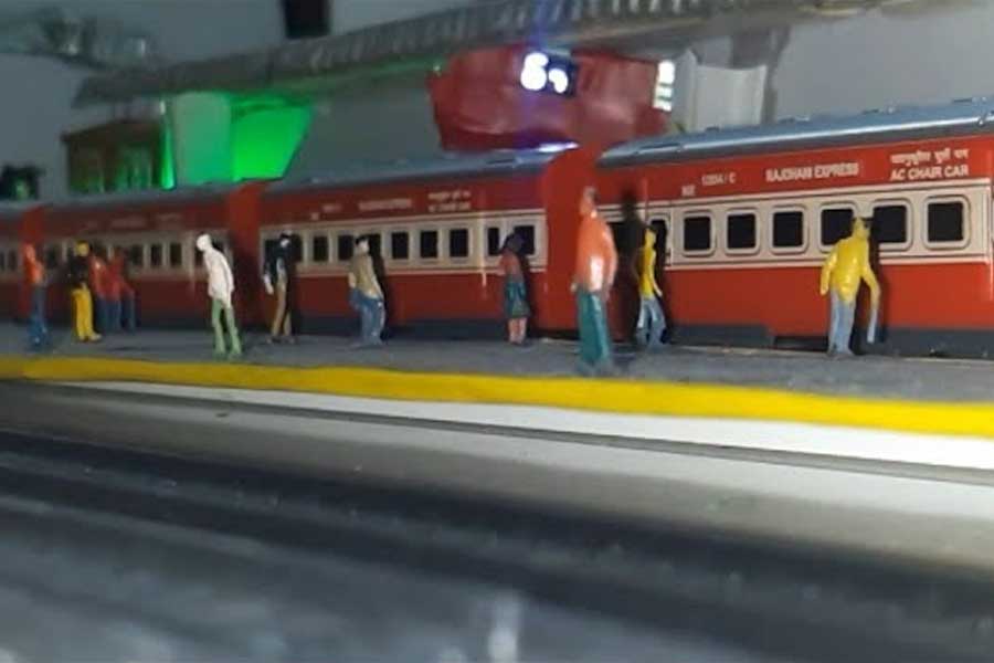 বলিপাড়ার জল্পনা, শুটিংয়ের সময় আসল রাজধানী এক্সপ্রেসেই নাকি আগুন লাগানো হয়েছিল। সে কারণে ভারতীয় রেল ক্ষতিপূরণ দাবি করেছিল ‘দ্য বার্নিং ট্রেন’-এর নির্মাতাদের কাছে। কিন্তু ছবি ব্যর্থ হওয়ার পর ধারদেনায় ডুবে গিয়েছিল প্রযোজক সংস্থা। তাই ক্ষতিপূরণ দিতে পারেনি তারা। 