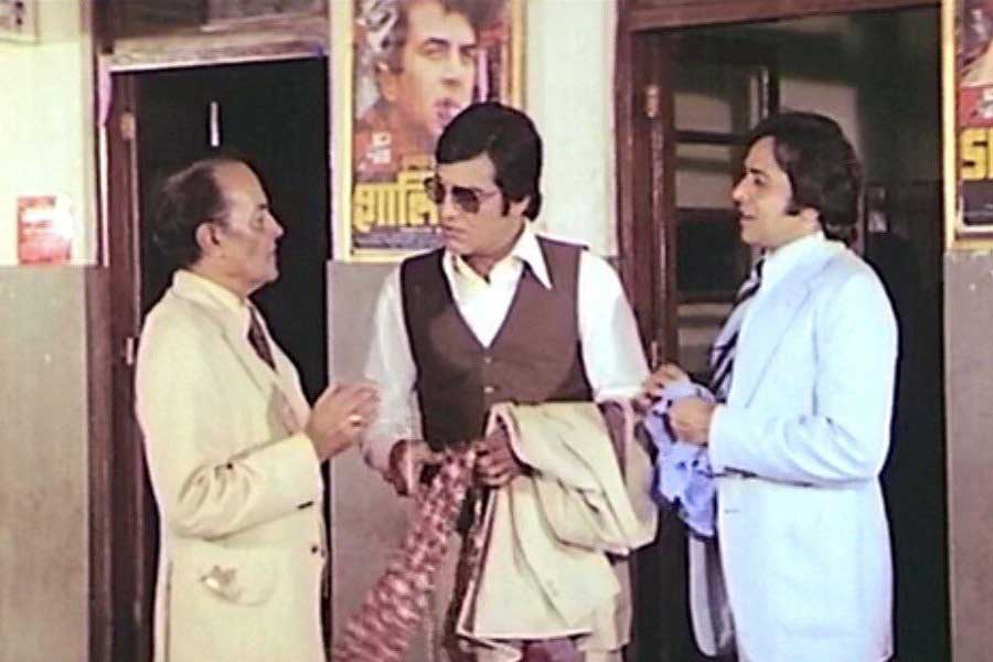 বলিপাড়া সূত্রে খবর, ‘দ্য বার্নিং ট্রেন’ মুক্তির প্রথম কয়েক দিন প্রেক্ষাগৃহে দর্শকের ভিড় হলেও তার পর থেকে তা কমতে শুরু করে। বক্স অফিসে ফ্লপের তালিকায় নাম লিখিয়ে ফেলে ছবিটি।